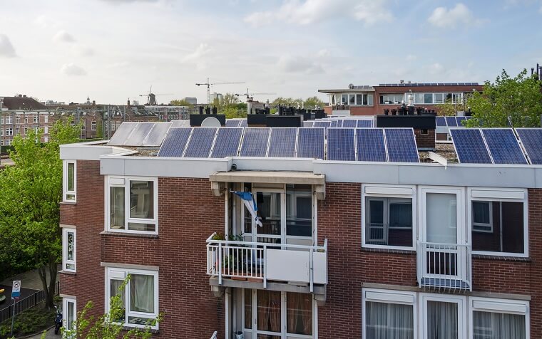 Plat dak voorbeeld zonnepanelen