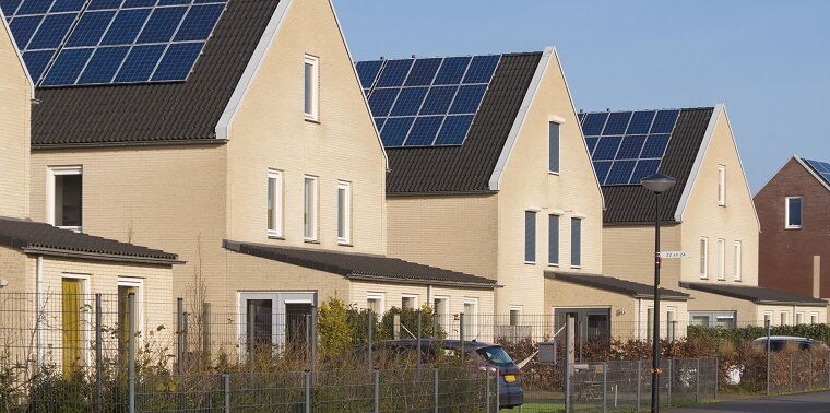 Straat met zonnepanelen op elk dak