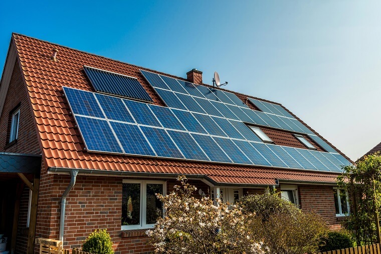 Voorbeeld zonnepanelen op schuin dak